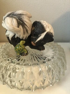 Vintage Curiosity Skunk & Turtle Figurine Franklin Mint By Deborah Bell Jarrett - Picture 1 of 10
