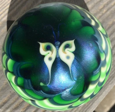 Redemoinhos verdes Lundberg Studio traça borboleta peso papel 2,75" - Imagem 1 de 4