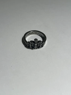 Anillo Cruz Triángulo Corazones Cromo Foto 1 de 4