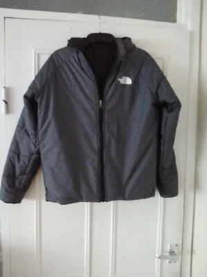 THE NORTH FACE BOYS HOODED REVERSIBLE PADDED JACKET BLACK/ GREY. LARGE. - Image 1 of 4