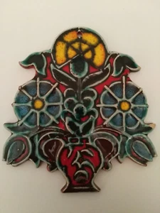 Zierfliese 16cm x 14,7cm  Blumen und Vase Außergewöhnlich in Form und Motiv - Picture 1 of 2