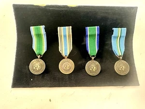 4 Vintage "UN" MINI MEDAILLEN BESCHREIBUNG PRÜFEN  - Bild 1 von 2