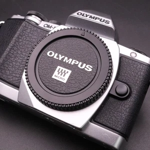 Cámara digital Olympus OM-D E-M10 cuerpo plateado como nueva con obturador 5225 sin espejo - Imagen 1 de 12