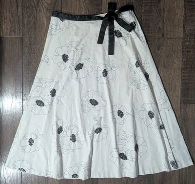 Falda midi completa con estampado floral del mercado negro de la Casa Blanca en blanco y negro talla 8 Foto 1 de 4