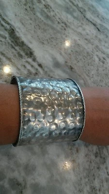 Declaración Brazalete Brazalete Estudio Artesano Modernista Martillado Plata de Ley 925  Foto 1 de 4