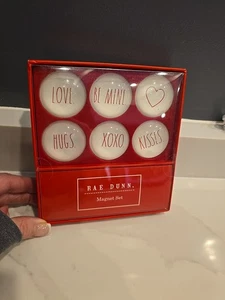 Rae Dunn Glaskuppel Magnet Set 6 Stück Liebe Herz Umarmungen Be Mine XOXO Be Mine Neu - Bild 1 von 3