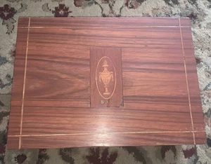 Chipendale-Sheraton Stil Mahagoni Box. Furnier mit Intarsien und Monogramm auf Deckel. - Bild 1 von 12