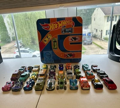 Hot Wheels Chasing Lights Electronic Activity Tin Box With 30 Cars - Image 1 of 4