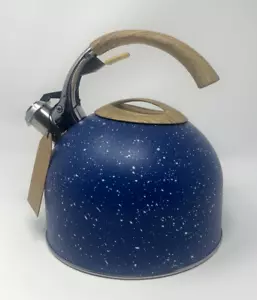 Tetera Just Teazen de acero inoxidable azul moteado con mango y tapa de aspecto de madera - Imagen 1 de 6