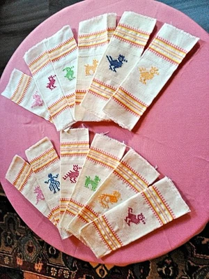 Conjunto de 12 guardanapos de coquetel vintage diferentes linho bordado à mão pássaros cachorro etc. - Imagem 1 de 4