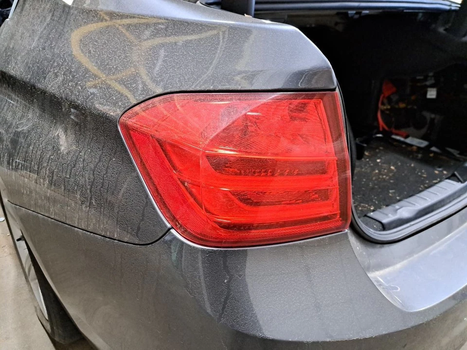 Lámpara trasera lateral izquierda del conductor 328i Sku #4296202 2015 Foto 1 de 4