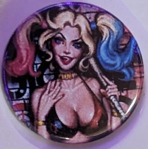 1,25 Zoll Harley Quinn DC Comics Bösewicht Cartoon Pin Anstecker Button - Bild 1 von 1