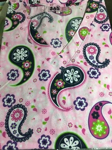 Scrub Top SIZE SMALL PINK PAISLEY NWT Nurse Work Medical DENTAL OR UNIFORM CNA - Picture 1 of 3