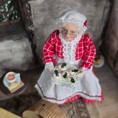 微型娃娃屋英格兰艺术家朱莉·坎贝尔克劳斯夫人娃娃粘土和饼干 — 第 1/4 张图片