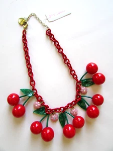 Collar Betsey Johnson Retro Estilo Baquelita Rojo Cereza Declaración Nuevo con Etiquetas - Imagen 1 de 5