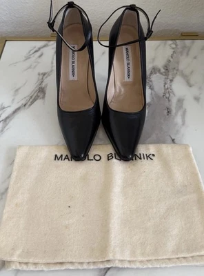 Zapatos de salón Manolo Blahnik de cuero negro con correa de tobillo extraíble talla 37 Foto 1 de 4