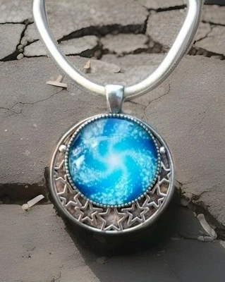 Halskette mit Anhänger, Amulett, Glascabochon - Bild 1 von 4