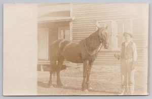 Postal RPPC niño con caballo frente a granja c1910s - Imagen 1 de 2