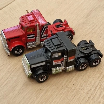 Matchbox Convoy Peterbilt Truck Black Red Pair  — 第 1/4 张图片