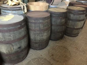 Stehtisch Holzfaß Whiskyfaß Faßtisch gebraucht Whisky Eichenfaß Tischfaß Tisch - Bild 1 von 6