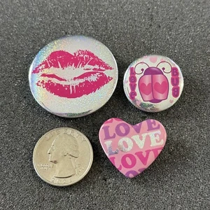 3 Stück Liebe Herz Love Bug Lippen Buttons Pins Pinbacks #48206 - Bild 1 von 2