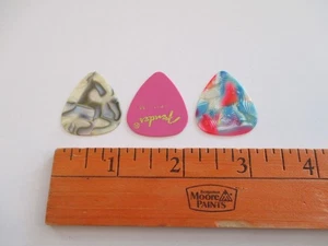 Vintage Set of 3 Guitar Pick Lot 1 FENDER Music Instruments Accessories - Picture 1 of 9