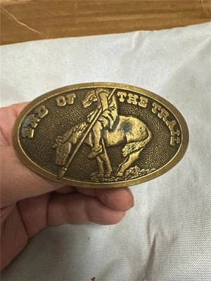 Hebilla de cinturón de latón vintage End Of The Trail Foto 1 de 4