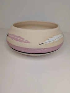 Cuenco de cerámica vintage SW firmado por Navajo pequeñas plumas violetas rosa negro blanco - Imagen 1 de 7