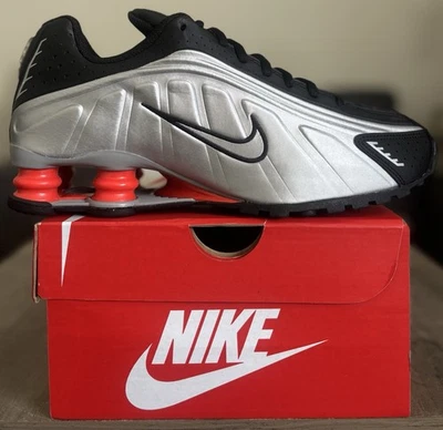 Talla 6.5Y - Zapatilla Nike Shox R4 Metálica Plateada Roja Picante CW2626-005 (GS) NUEVA Foto 1 de 4