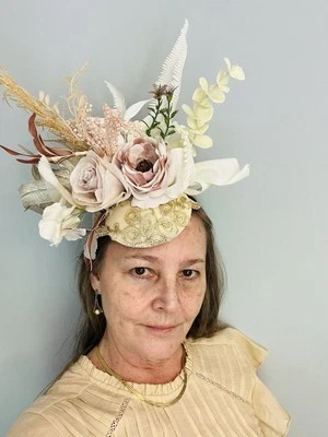 Sombrero Derby/Carreras de Caballos/Boda/Cóctel/Fiesta de Té Flor Rosa Lila Único en Su Clase Foto 1 de 4