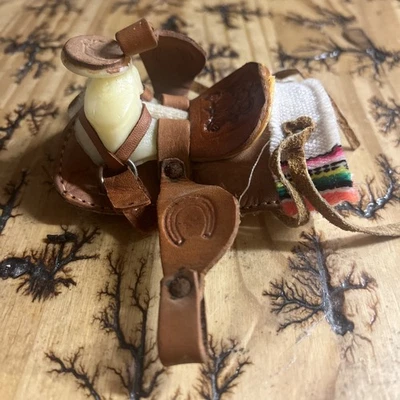 SILLA DE MONTAR VINTAGE WESTERN MINITURE, SILLA DE CABALLO PARA MUÑECAS CUERO HERRAMIENTAS Foto 1 de 4