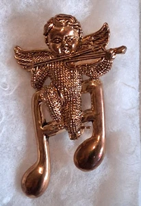 2 1/4 x 1,5" BREITE VINTAGE GOLDFARBENE STRUKTURIERTE CHERUB ENGEL SPIELT GEIGE BROSCHE - Bild 1 von 3
