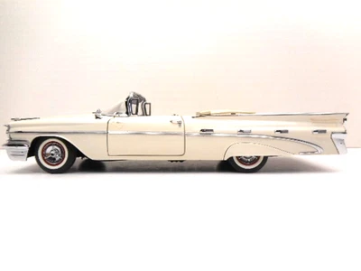 DANBURY MINT 1959 PONTIAC BONNEVILLE CONVERTABLE 1:24 - Image 1 of 4