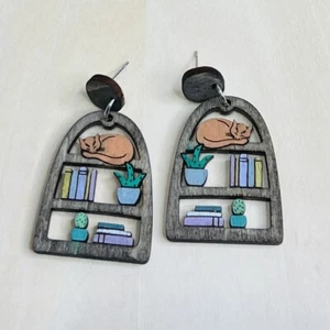 Holz Katzen Ohrringe - Miniatur Bücherregal Pflanzen, schlafende orange Katzen - Handarbeit - Bild 1 von 6