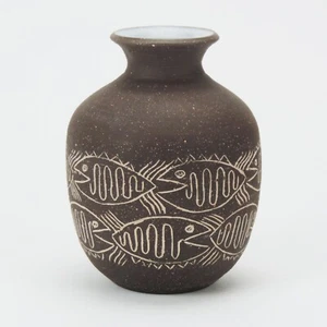 Jarrón bisque Scheier Pottery Studio pescado inciso 6" mediados de siglo cerámica moderna - Imagen 1 de 5
