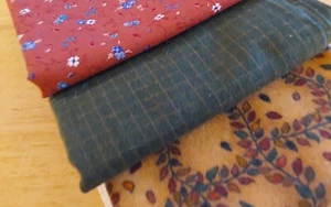 FABRIC 4 CHUNKS 2 FLANNEL AND 1 COTTON 1 NATURAL MUSLIN - Picture 1 of 3