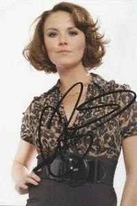 FOTO RETRATO 6x4 firmada por EASTENDERS: CHARLIE BROOKS 'JANINE BUTCHER' + CERTIFICADO DE AUTENTICIDAD - Imagen 1 de 1