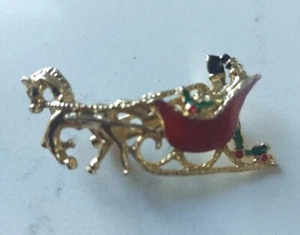Santa's Sleigh Brooch Pin Enamelled Vintage Gold Tone Red Green - Picture 1 of 7