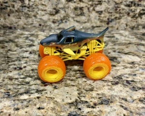 Camión Spin Master Monster Jam Fire & Ice Megalodon 2024 nuevo 1:64 - Imagen 1 de 5