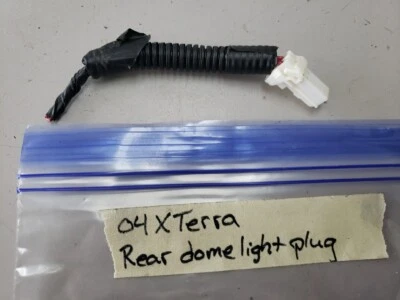 2004 Nissan Xterra OEM Rear Overhead Dome Light Plug - Image 1 of 3