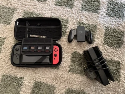 Nintendo Switch + 4 Juegos + Estuche + Cables + Convertidor en muy buen estado Foto 1 de 4