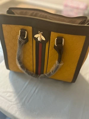 Bolso Cartera Para Mujer Usado Amarillo/Marrón Diseño Abejorro Talla Mediana  Foto 1 de 4