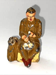 Juguete de plomo Barclay Manoil de colección soldado del ejército pelando papas - Imagen 1 de 6