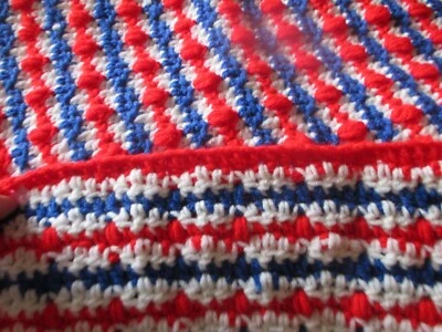 Manta afgana hecha a mano de ganchillo rojo blanco azul 32x35 con flecos Foto 1 de 4