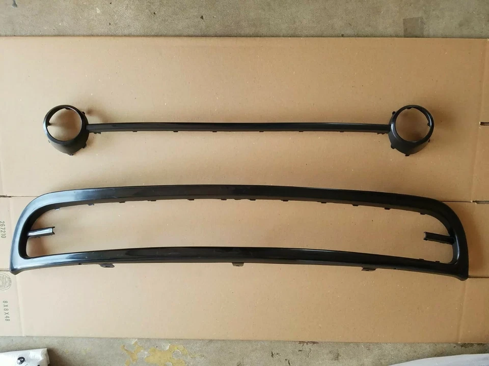 Комплект из 2 молдингов для нижней решетки переднего бампера и противотуманных фар 2001-2005 BEETLE - Изображение 1 из 2