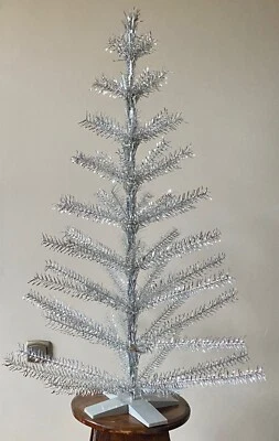 Albero di Natale vintage in alluminio ~ 45" o 115 cm, albero di piume argento... - Immagine 1 di 4