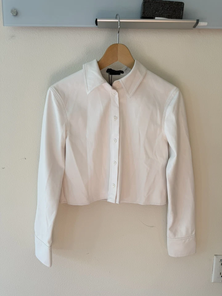 Camisa Relajada Blanca Cuero Alice and Olivia Nueva con Etiquetas Talla S Precio de venta sugerido por el fabricante $275 (imperfección) Foto 1 de 4