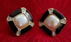 Vintage Faux Mabe Perlen Clip-On Ohrringe mit schwarzer Emaille & 4 klaren Strasssteinen - Bild 1 von 8