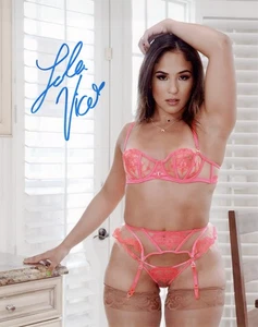 Lola Vice Sexy Pink Lingerie RARE Signed Autograph 8x10 WWE TNA AEW NXT NWA ROH - Picture 1 of 1