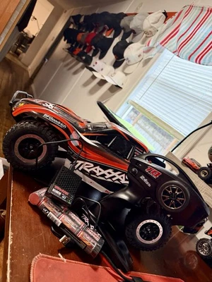 Camión Traxxas Slash 1/10 RTR 2x2 recorrido corto -COMO NUEVO- ¡Destripador para todas las edades!! Foto 1 de 4